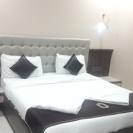 Отель Shine Hospitality Мумбаи Экстерьер фото