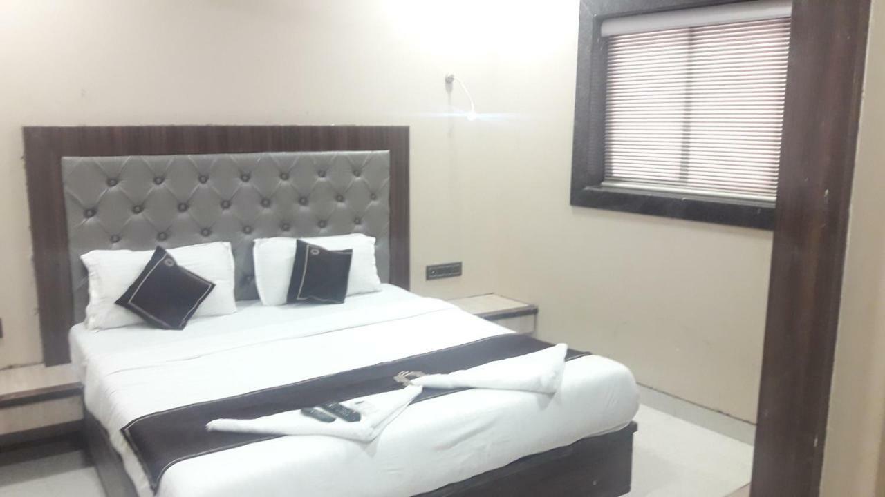Отель Shine Hospitality Мумбаи Экстерьер фото