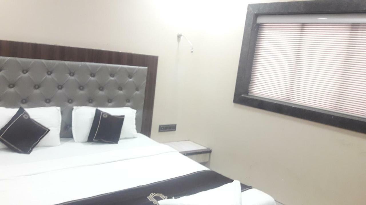 Отель Shine Hospitality Мумбаи Экстерьер фото