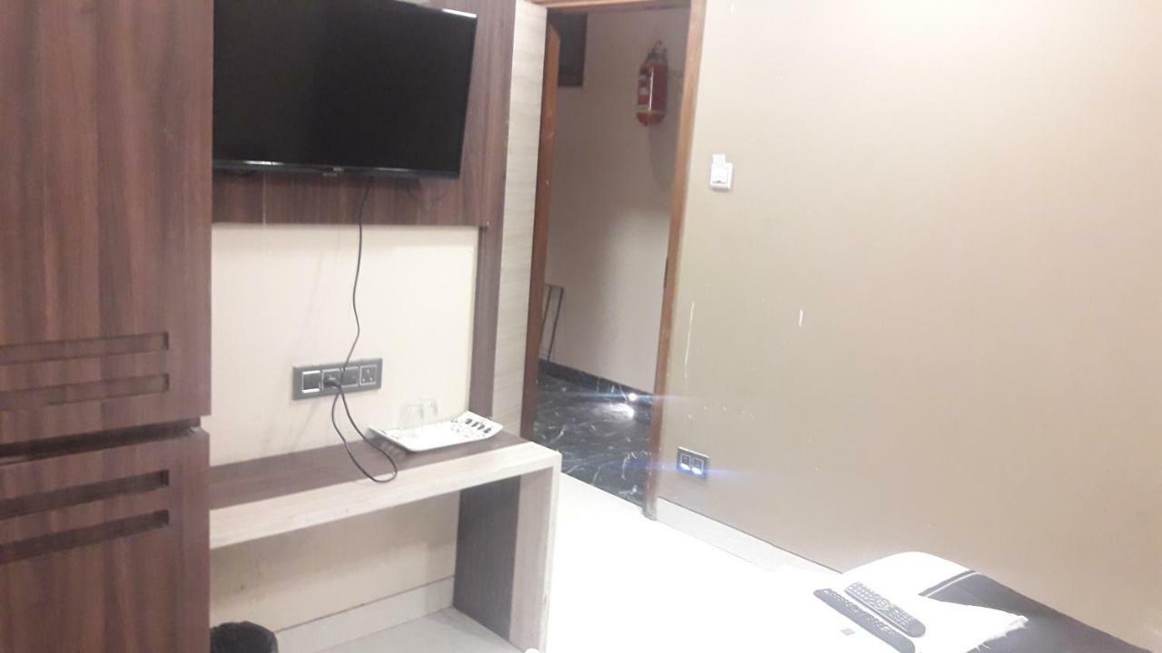 Отель Shine Hospitality Мумбаи Экстерьер фото